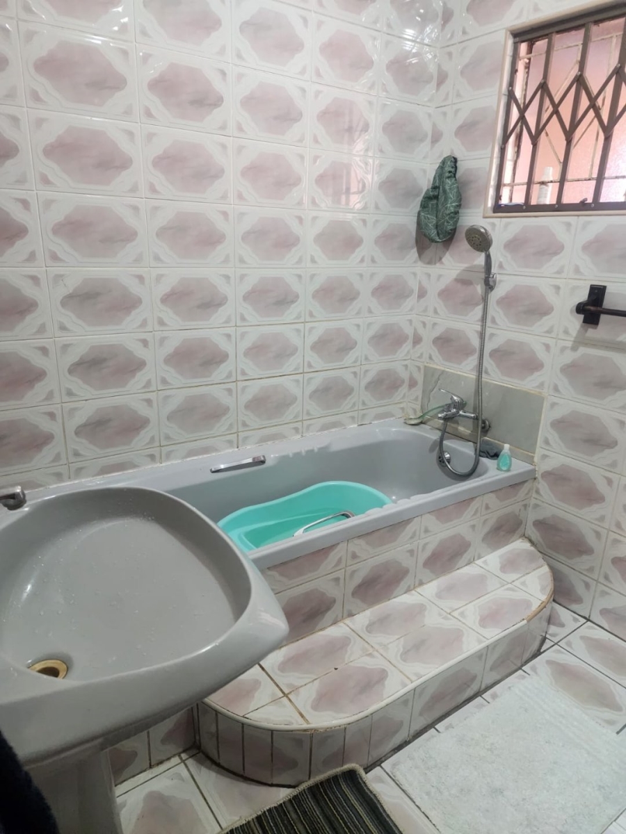 6 Bedroom Property for Sale in Manzil Park North West